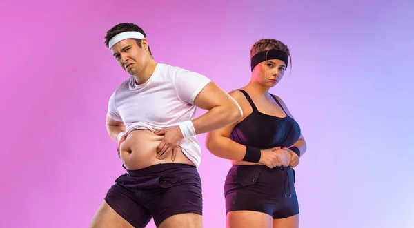 Hombre y mujer gordos en el gimnasio. Concepto de cuerpo positivo y fitness. Una pareja amorosa no está contenta con el hecho de que ganaron peso después de la boda. — Foto de Stock