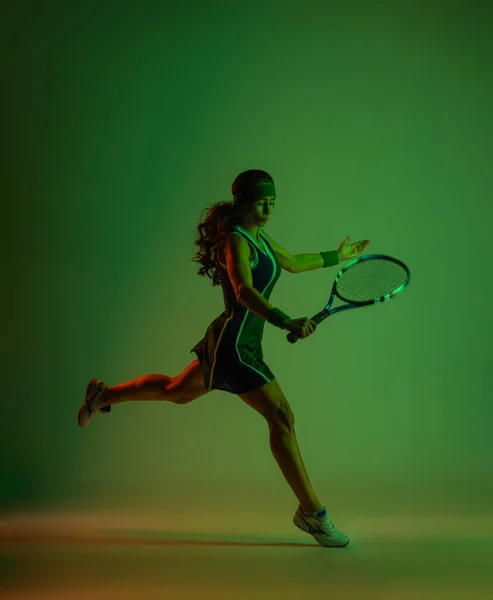 Jogador de ténis com raquete em sportswear. Mulher atleta jogando fundo escuro. — Fotografia de Stock