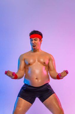 Dambılı şişman adam kilo vermek ve ince bir atlet olmak istiyor. Fitness konsepti.