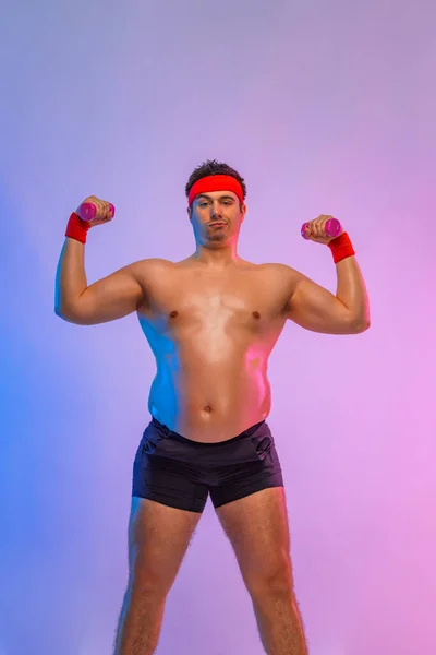 Dicker Mann mit Hanteln will abnehmen und ein schlanker Sportler werden. Fitnesskonzept. — Stockfoto