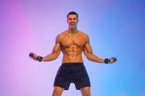 Homem feliz atleta com haltere no fundo rosa. Ginásio treino de corpo inteiro. atleta homem muscular no ginásio de fitness têm havy treino. Treinador de esportes em trainging. Motivação física. — Fotografia de Stock