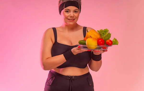 Gruba dziewczyna rozmiar plus model z warzywami. Szczęśliwa wegańska kobieta. — Zdjęcie stockowe