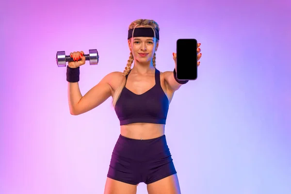 Дизайн для мобильных приложений. Диета и фитнес. Счастливая женщина со смартфоном. Черный экран. Леди Рэдклифф или Мбаппе, стоящая на розовом фоне — стоковое фото