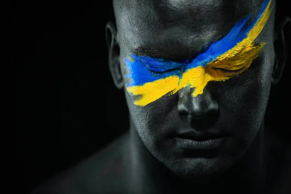 Flaga Ukrainy namalowana na twarzy żołnierza. Wojna między Ukrainą a Rosją — Zdjęcie stockowe