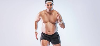 Kilo vermek ve zayıf bir atlet olmak için koşan şişman bir adam. Koşan sporcu. Sosyal Medya Pazarlama Kampanyalarınız için Fitness İlgili Malzemeler