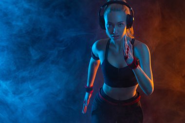 Koşucu kaçıyor. Atlet koşucusu. Çalışan el ilanı veya sosyal medya tanıtım afişi şablonu. Marapthon gönderisiyle ilgili bu resmi indir