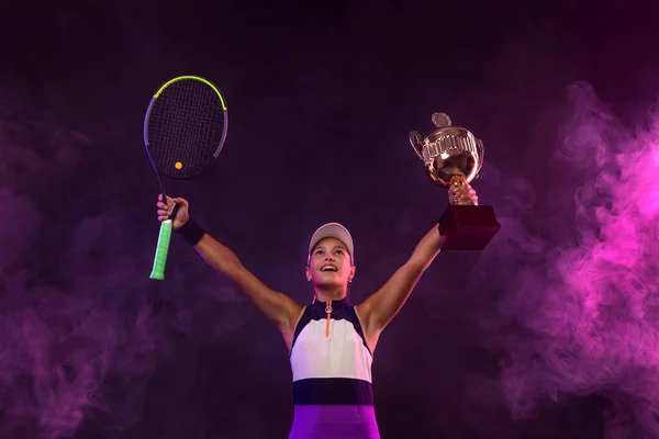 Παίκτης τένις με κύπελλο και ρακέτα στη φωτιά γιορτάζοντας μια άψογη νίκη στο τουρνουά. Κατεβάστε το πρότυπο Τένις Social Media — Φωτογραφία Αρχείου