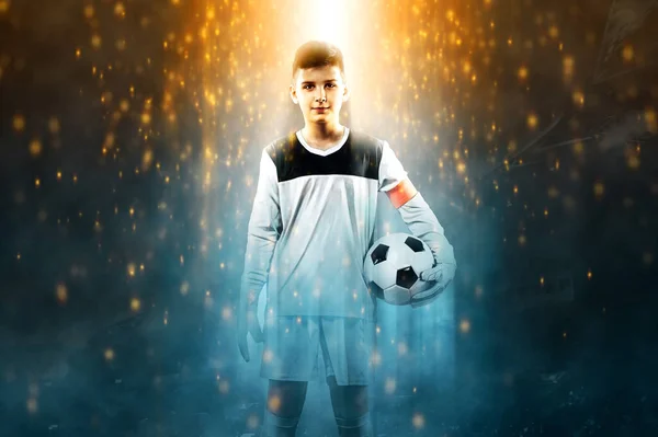 子供のサッカーのチャンピオン。ボールとスタジアムにサッカー スポーツ ウエアで少年のゴールキーパー。スポーツ コンセプト. — ストック写真