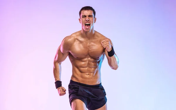 Conceito de corredor. Atleta sprinter em execução no fundo claro. Aptidão e motivação desportiva. Trail run. — Fotografia de Stock