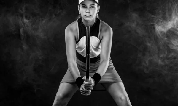 Παίκτης τένις. Όμορφη κοπέλα έφηβος και αθλητής με ρακέτα σε ροζ αθλητικά ρούχα και καπέλο στο γήπεδο τένις. Αθλητική ιδέα. Κατεβάστε το πρότυπο Τένις Social Media — Φωτογραφία Αρχείου