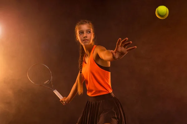 Jugador de tenis. Hermosa chica adolescente y atleta con raqueta en ropa de deporte y sombrero en pista de tenis. Concepto deportivo. —  Fotos de Stock