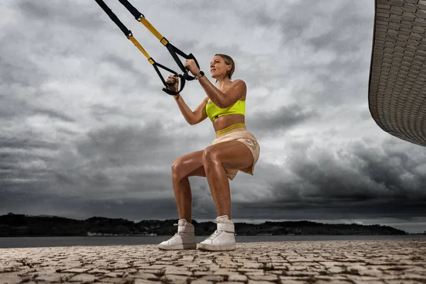 Donna Che Flessioni Con Cinghie Fitness Trx All Aperto Donna — Foto Stock