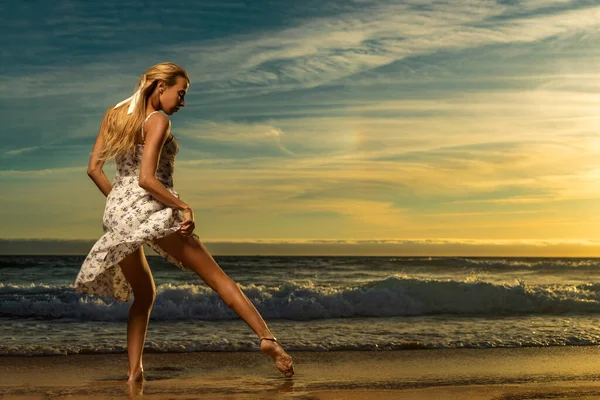 Hermosa Chica Fiesta Bailando Playa Sobre Fondo Del Atardecer —  Fotos de Stock