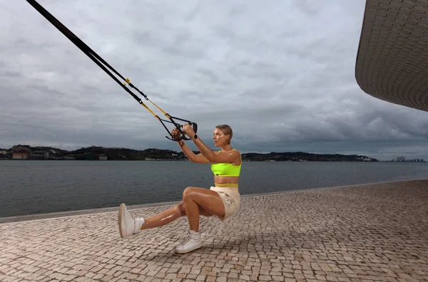 Donna Che Flessioni Con Cinghie Fitness Trx All Aperto Donna — Foto Stock