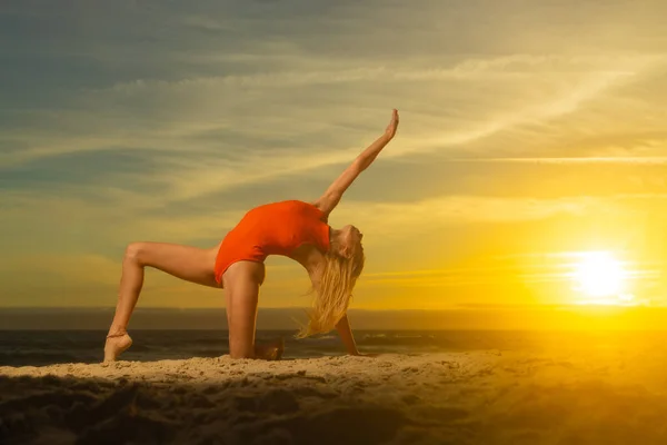 Девушка Танцующая Пляже Фоне Заката — стоковое фото