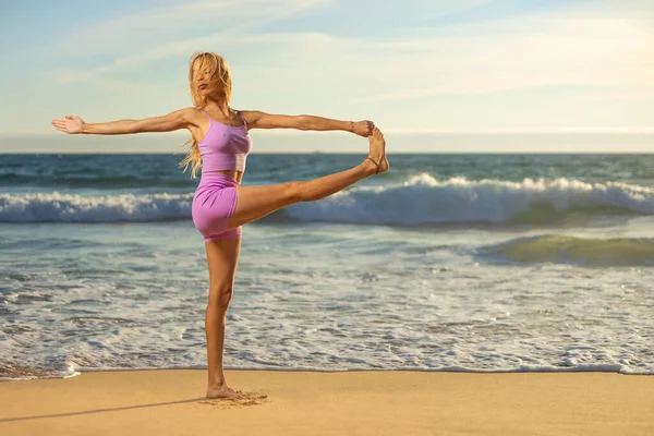Girl Practices Yoga Ocean Coast Download High Resolution Photo Social — Stock Photo, Image
