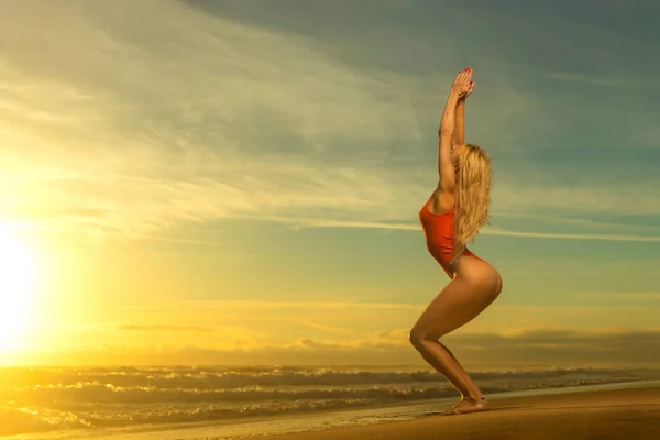 Beautiful Party Girl Dancing Beach Sunset Background — Stock Photo, Image