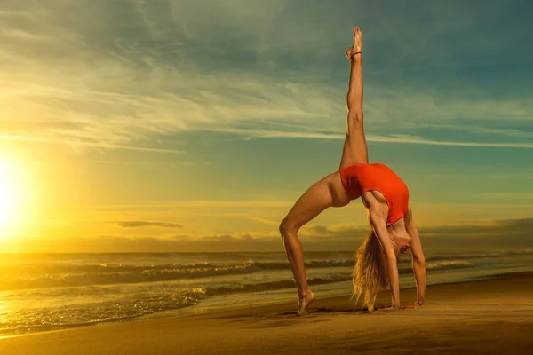这个女孩在海滨练习瑜伽 下载高解像度照片供社交媒体使用 健身岗位的想法 — 图库照片