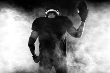 Kopya alanı siyah zemin üzerine Amerikan futbolu oyuncusu