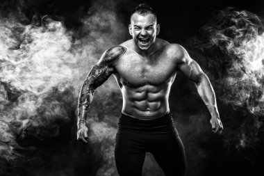 Dövmeli vücut geliştirici. Kopyalama alanı ile eylem görüntüsü.