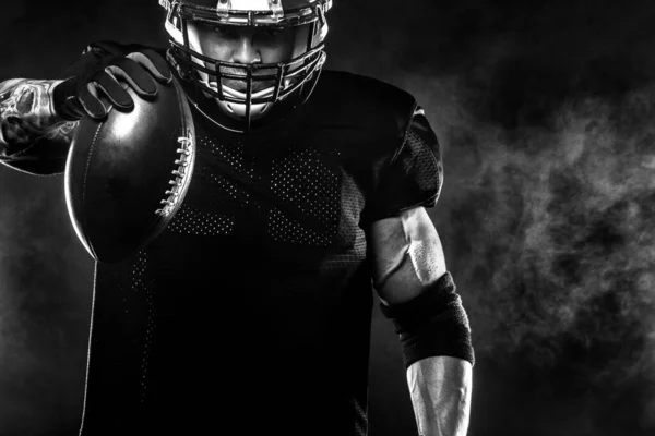 American Football Spieler Auf Schwarzem Hintergrund Mit Kopierraum — Stockfoto