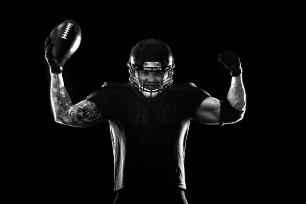 コピー スペースと黒の背景のアメリカン フットボール プレーヤー — ストック写真