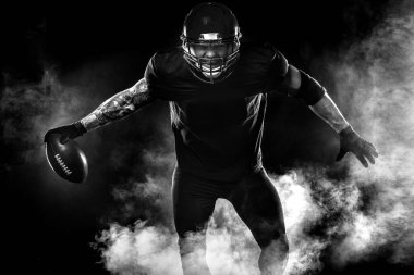 Kopya alanı siyah zemin üzerine Amerikan futbolu oyuncusu