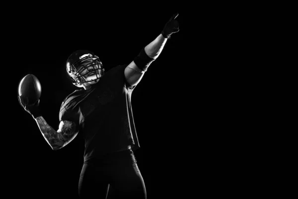 Kopya Alanı Siyah Zemin Üzerine Amerikan Futbolu Oyuncusu — Stok fotoğraf