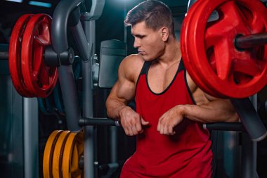 Spor salonundaki halterli spor mankeni..