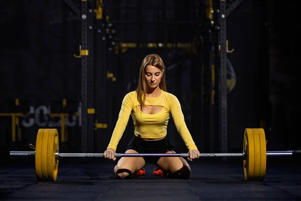 Bodybuilder Woman Muscular Young Fitness Female Have Workout Barbell Fitness — Stockfoto