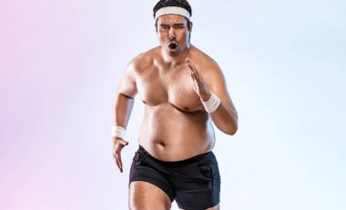 Koşan sporcu. Kilo vermek ve zayıf bir sporcu olmak için koşan şişman bir adam.