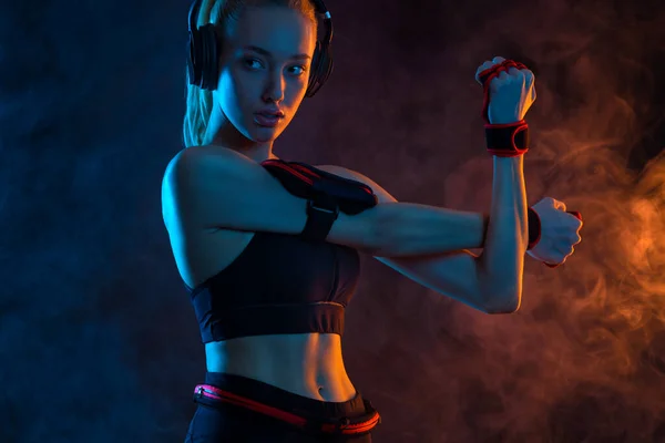 Siyah Arka Plandaki Güçlü Atletik Formalı Kadın Spor Kıyafetlerini Giyiyor — Stok fotoğraf
