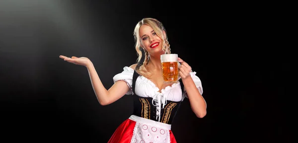 Young Sexy Oktoberfest Girl Waitress Wearing Traditional Bavarian German Dirndl — Stock fotografie