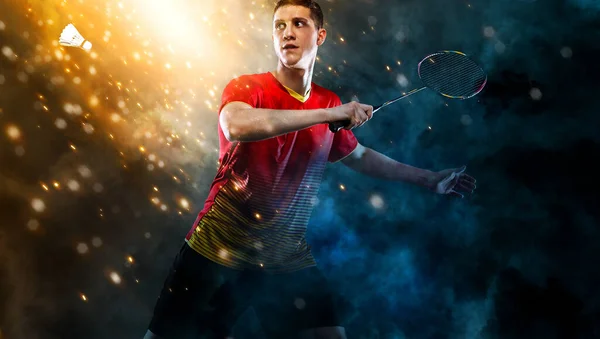 Spor Kıyafetli Badminton Oyuncusu Raket Salıncağıyla Mekiğe Uzanıyor Stüdyo Çekimi — Stok fotoğraf