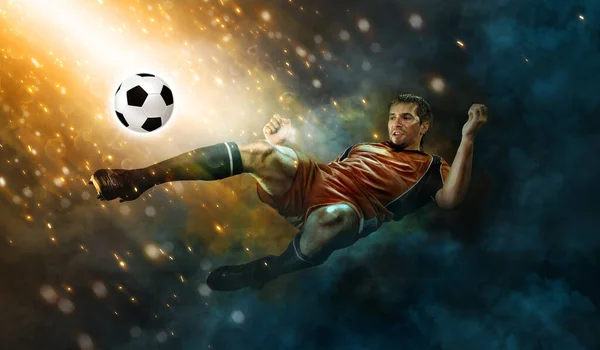 懐中電灯とスタジアムでのアクションでサッカーやサッカー選手 ゴールを獲得するためのボールを蹴ります スポーツ 運動の概念 — ストック写真