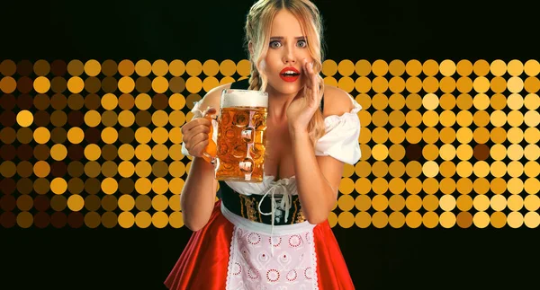 Young Sexy Oktoberfest Girl Waitress Wearing Traditional Bavarian German Dirndl — 图库照片