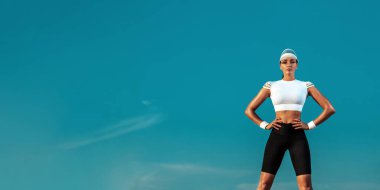 Fitness dergisi için afiş resmi. Web sitesi şablonu için uygun kız.