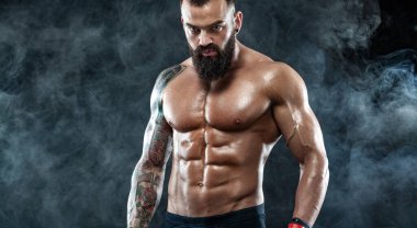 Siyah arka planda boks eldivenli bir adam. Spor web sitesi başlık şablonu. Uzayı kopyala Karışık dövüş sanatları sporcusu.