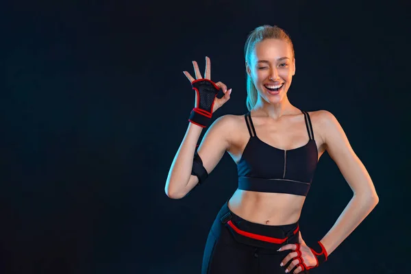 Fuerte Atlética Mujer Forma Fondo Negro Que Lleva Ropa Deportiva — Foto de Stock