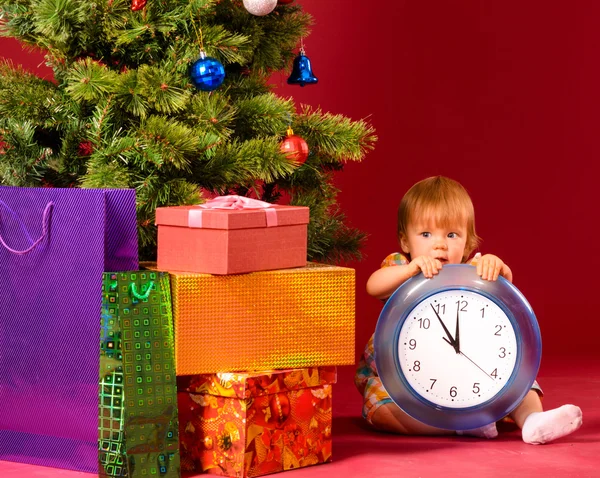 Baby mit Uhr — Stockfoto