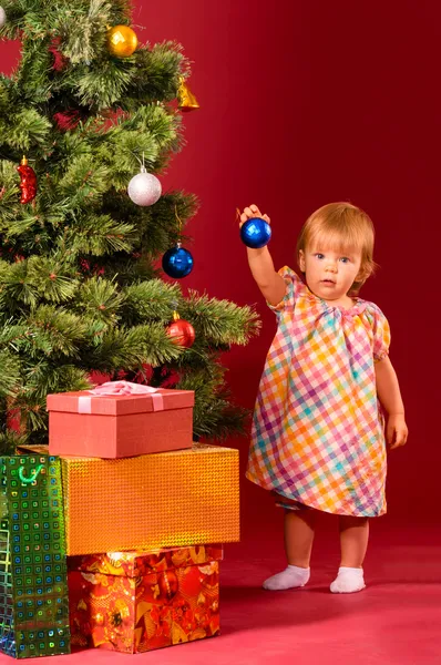 Bebê com brinquedo de Natal — Fotografia de Stock