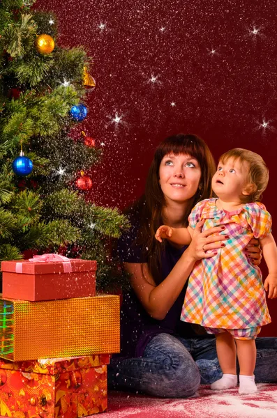 Schneeflocken in der Nähe von Weihnachtsbaum — Stockfoto