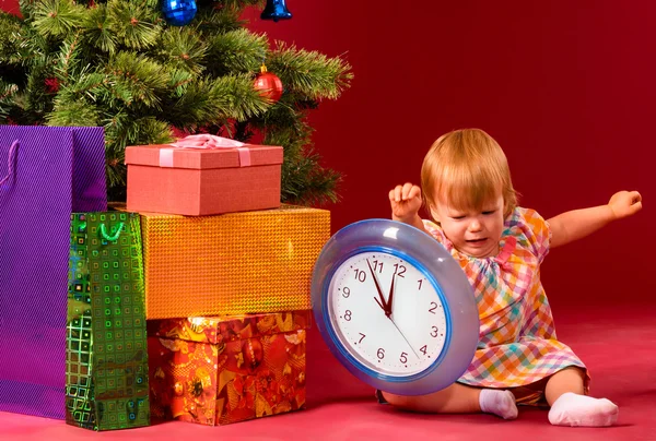 Bébé avec horloge — Photo