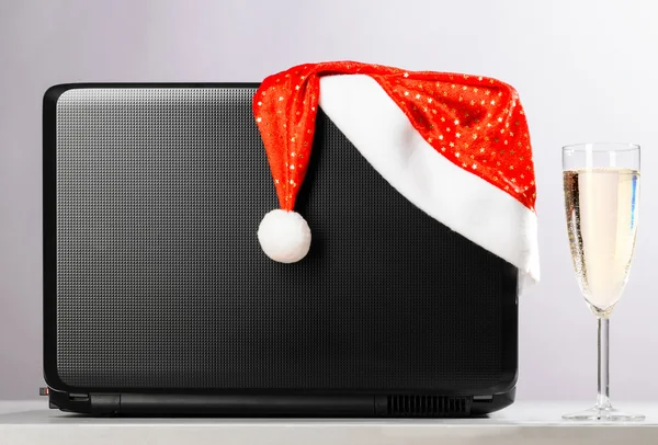 Computer portatile con cappello e vino di Babbo Natale — Foto Stock
