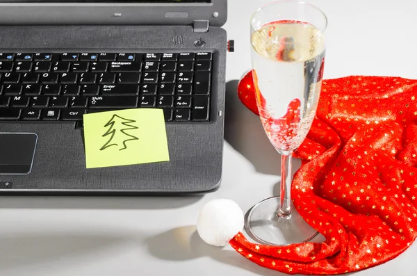 Laptop met kerstmuts en wijn — Stockfoto