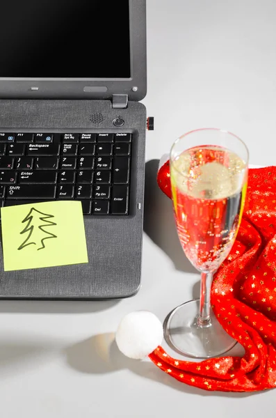 Laptop mit Weihnachtsmütze und Wein — Stockfoto