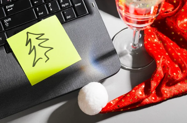 Laptop met kerstmuts en wijn — Stockfoto