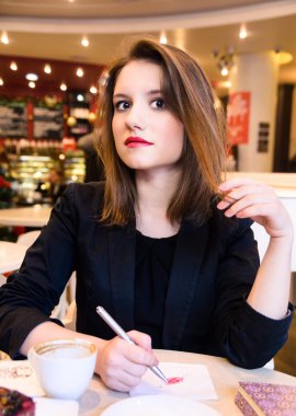 kadın modern bir kafede, flört