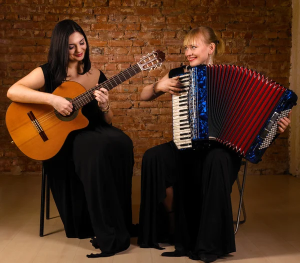 Guitar and accordion performers — Stock Photo, Image