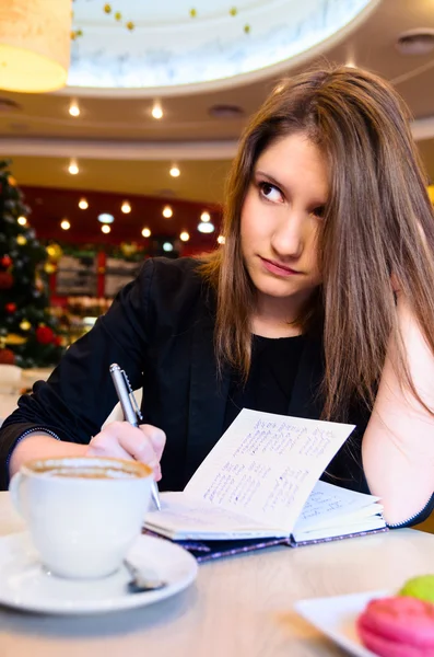 Frau in modernem Café — Stockfoto